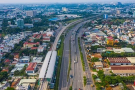 Chủ tịch TP.HCM chỉ đạo sớm rà soát quỹ đất quanh metro 1, metro 2 và vành đai 3