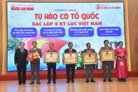 Chương trình 'Tự hào cờ Tổ quốc' của báo Người Lao Động được trao 4 kỷ lục Việt Nam 