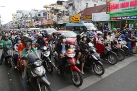 Chủ tịch UBND TP.HCM: Rà soát sử dụng tạm thời vỉa hè cho giao thông cuối năm