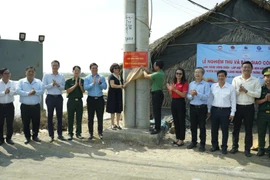 TP.HCM: Mang 'Ánh sáng vùng biên' đến với bà con làng nghề muối An Thới Đông