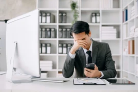 Cười ra nước mắt chuyện lương nhân viên bảo hiểm mỗi tháng mua được một lượng vàng