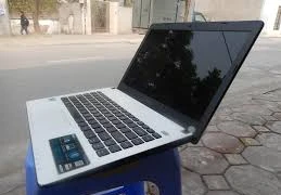 Mang laptop ra cửa nhà dò sóng WiFi bị cướp giật