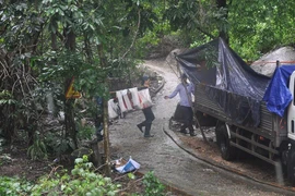 Bàn giao mảnh vỡ máy bay trực thăng gặp nạn ở núi Dinh