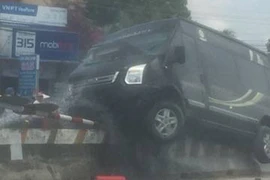  Va chạm xe tải, xe khách làm xiếc trên dải phân cách