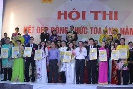 'Quan tòa' thi tài năng, trình diễn áo dài