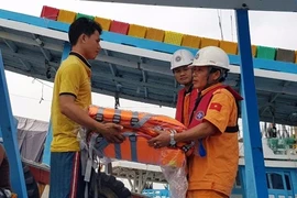 Tổ công tác của tàu SAR tặng áo phao cho ngư dân