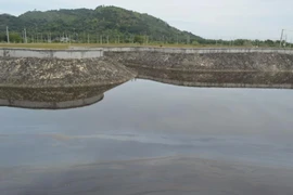 Chở nhớt cặn đổ trộm ra hồ nước ở Bà Rịa-Vũng Tàu