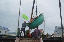 Dân BR-VT thuê xe cẩu thuyền thúng lên bờ tránh bão