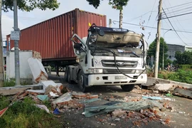 Cổng chào đè bẹp dúm cabin xe đầu kéo, tài xế bị thương nặng