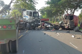 Xe đầu kéo đối đầu, tài xế may mắn thoát chết