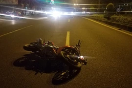 Xe máy quẹt vào dải phân cách, trượt dài cả trăm mét