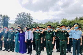 Thượng tướng Đỗ Căn thăm, tặng quà tại Côn Đảo