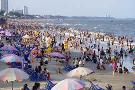 Biển Vũng Tàu chiều 30-4 đông nghẹt khách 