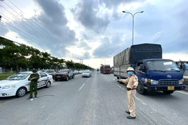 Xe xếp hàng dài tại chốt kiểm soát dịch Quốc lộ 51 