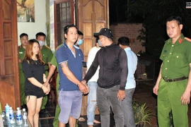 Dùng bình ga khò lửa tiêu hủy ma túy khi bị công an truy kích