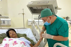 Nối bàn tay cho chủ rẫy bị trộm chém đứt lìa