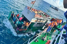 Cảnh sát Biển cứu cháu bé 3 tuổi cùng 5 thuyền viên gặp nạn ở vùng biển Côn Đảo