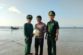 Một cá thể rùa biển quý hiếm dính lưới được biên phòng Bà Rịa- Vũng Tàu thả về biển