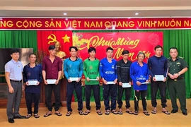 Tiếp nhận 8 thuyền viên tàu cá Vũng Tàu bị chìm trên biển