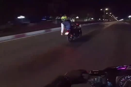 CSGT Vũng Tàu xử lý 'Thánh giường nằm' lái xe bằng chân, phóng 150km/giờ