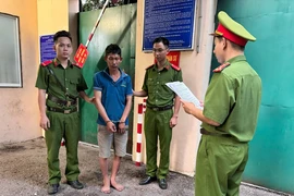 Bị bắt vì dùng dao tấn công công an