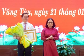 Bí thư Tỉnh ủy Bà Rịa – Vũng Tàu nhận Huy hiệu 40 năm tuổi Đảng