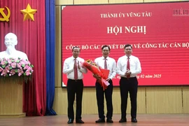 Trao quyết định phê chuẩn kết quả bầu Chủ tịch UBND TP Vũng Tàu