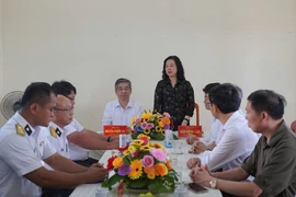 Bộ trưởng Bộ Y tế và lãnh đạo TP.HCM thăm hỏi, động viên lực lượng vũ trang Côn Đảo