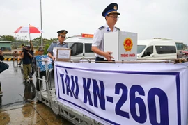 Đưa thùng phiếu ra nhà giàn, tàu trực chiến cho cử tri bỏ phiếu sớm