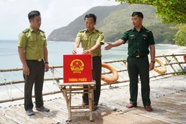 Vượt sóng đưa thùng phiếu đến với cử tri ở Côn Đảo