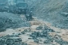 Mưa lớn gây sạt lở nghiêm trọng trên tuyến đường nối hai xã của tỉnh Đắk Lắk