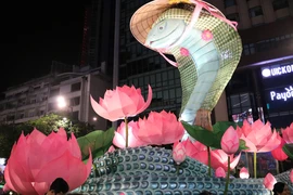 Linh vật rắn đường hoa Nguyễn Huệ được gia hạn trưng bày đến hết ngày 9-3