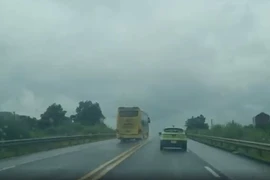Video ghi cảnh tài xế chạy xe khách ngược chiều trên cao tốc Nội Bài – Lào Cai 
