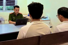 Nam sinh 18 tuổi bị 'bắt cóc online' tự giam mình trong khách sạn