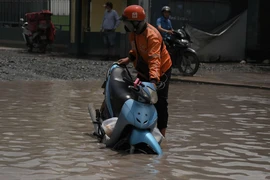 Đường Bến Nghé chi chít 'ổ voi, ổ gà', xe tải sụp bánh