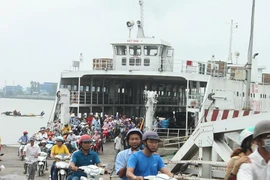 Nguy cơ chìm phà Vàm Cống ở TP.HCM