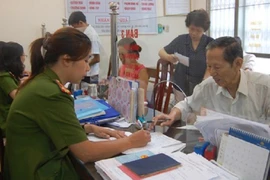 Người dân đăng ký tạm trú. Ảnh: LÊ THOA