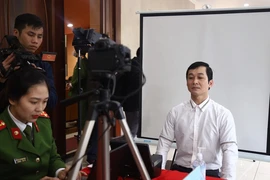 Một công dân TP Hà Nội đang chụp hình thẻ tại trụ sở công an TP Hà Nội để làm thủ tục cấp CCCD. Ảnh: UYÊN TRANG