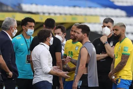 Brazil áp​ giải cầu thủ​ Argentina để “nắn gân” FIFA