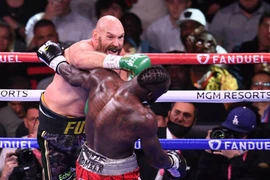 Knock out Wilder, Tyson Fury là​ ông vua hạng siêu nặng