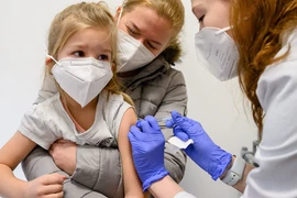 Châu Âu gấp rút tiêm vaccine cho trẻ 5-11 tuổi phòng Omicron