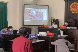 'Bắt, giữ người trái pháp luật' giữa quán cà phê đông người