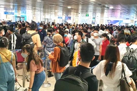 Sân bay, bến xe tấp nập đưa khách về quê