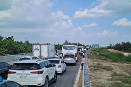 Hàng loạt xe chết máy trên cao tốc Trung Lương - Mỹ Thuận