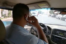 Vừa lái xe vừa nghe điện thoại: Phạt đến 2,5 triệu, được không?