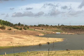 Giá 'chát', nhà đầu tư vẫn âm thầm săn đất view sông, hồ