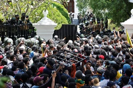 Bạo động dữ dội, Tổng thống Sri Lanka lánh ra nước ngoài
