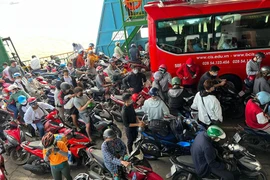 TP.HCM: Tránh kẹt đường gặp kẹt phà, tính sao? 
