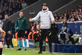 Chelsea ném tiền qua cửa sổ, sa thải HLV