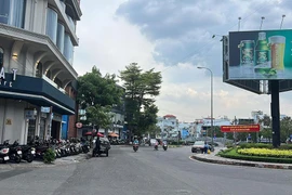 Phố ẩm thực Phan Xích Long: Độc đáo “trên bến, dưới thuyền”